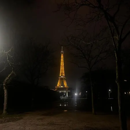 Apartment Parisian Charm With Eiffel View 2min From Eiffel Tower Gardens