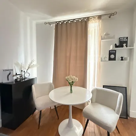 Apartment Parisian Charm With Eiffel View 2min From Eiffel Tower Gardens