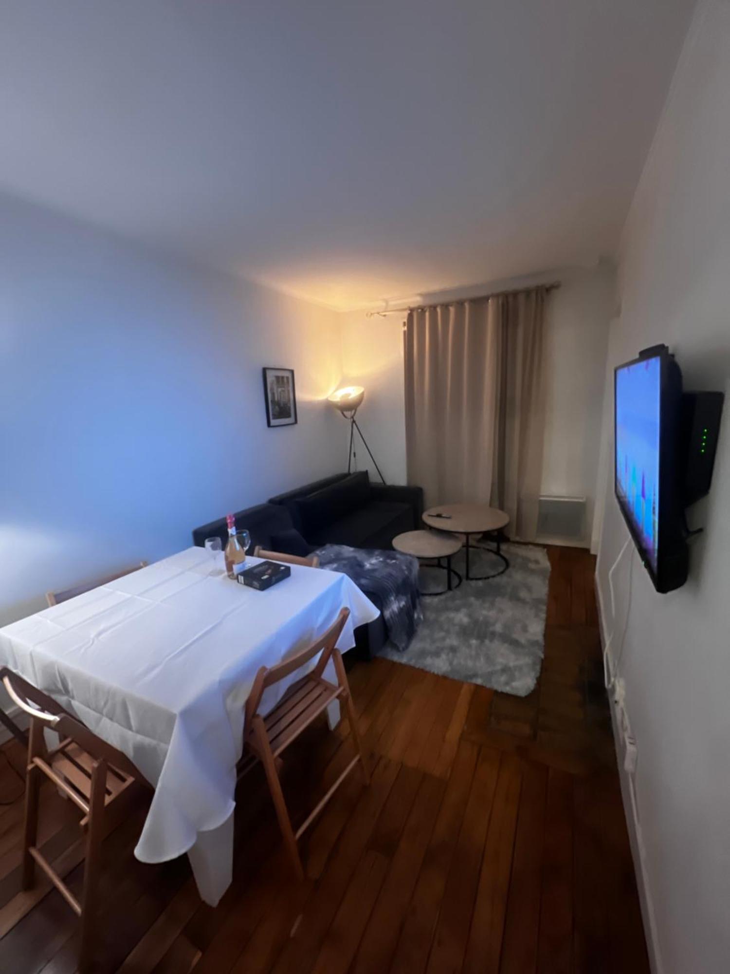 Appartamento Eiffel Tower View Haussmanian Charm 2min Walk From The Eiffel Tower Gardens Parigi