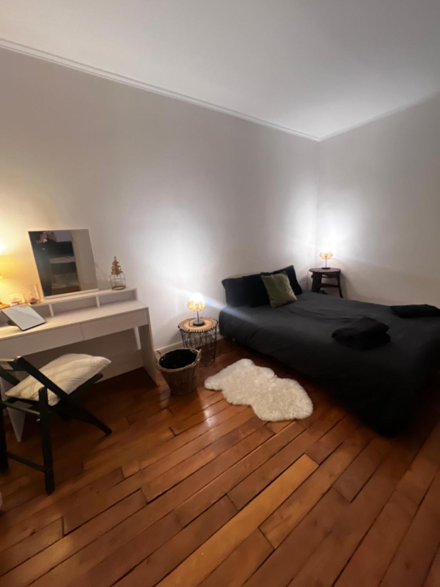 Appartamento Parisian Charm With Eiffel View 2min From Eiffel Tower Gardens