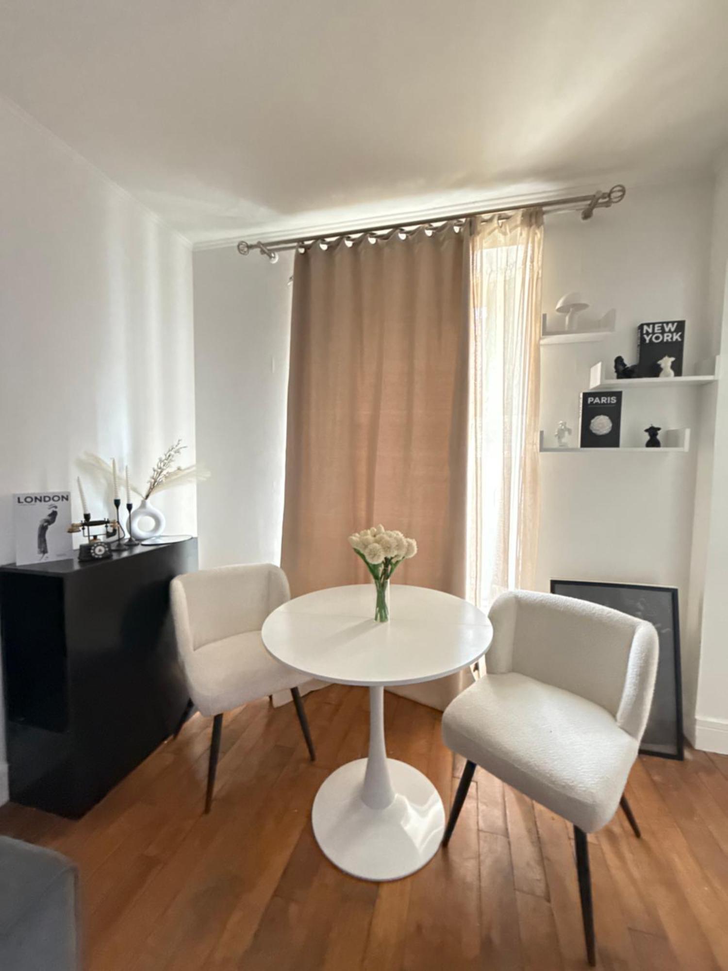 Appartamento Parisian Charm With Eiffel View 2min From Eiffel Tower Gardens